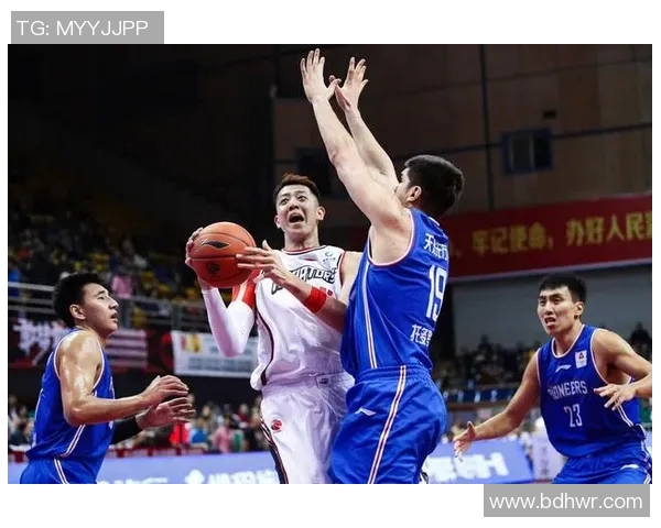 贺希宁精彩抢断助力球队逆转胜利展现超强防守实力