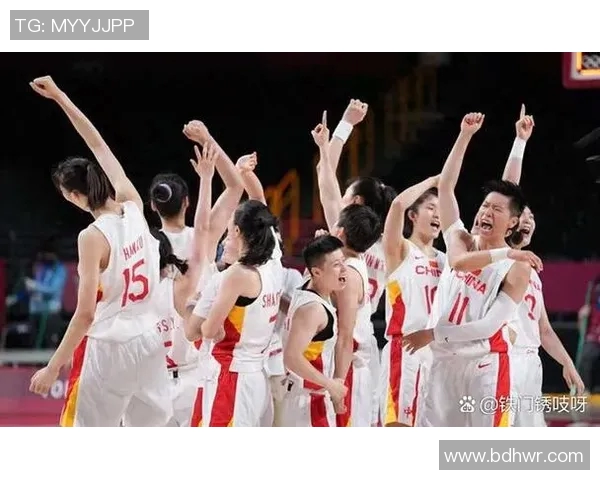 吴曦在最后时刻绝杀上海申花助球队逆转胜利引发球迷热烈欢呼