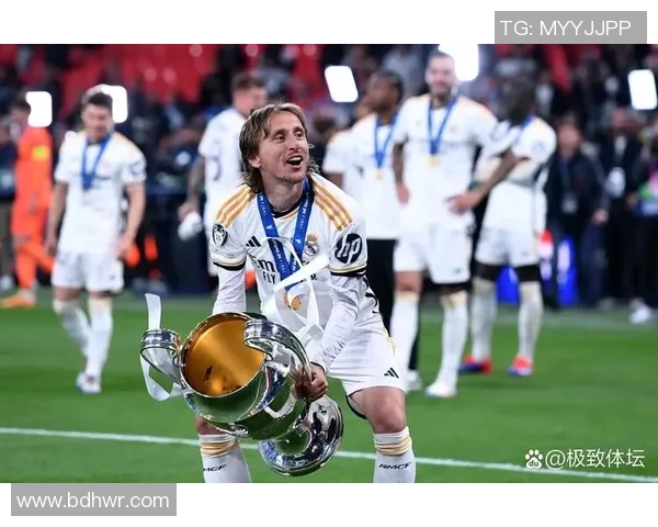 莫德里奇绝杀！皇马主场2-1逆转曼联，豪取欧冠三连胜